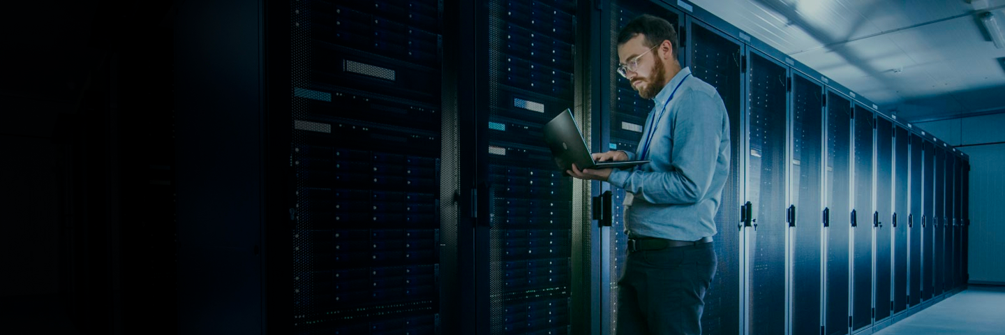 hombre configurando desde su ordenador en un data center de Claro Dominicana hombre configurando desde su ordenador en un data center de Claro Dominicana