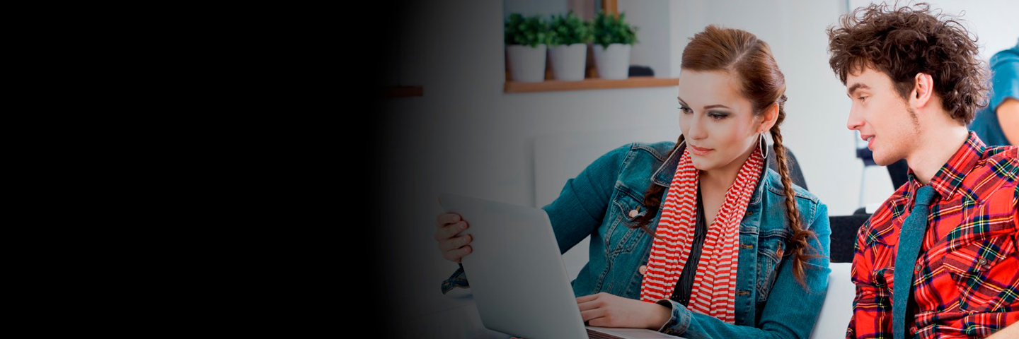 jovenes creando su sitio web con Claro Cloud