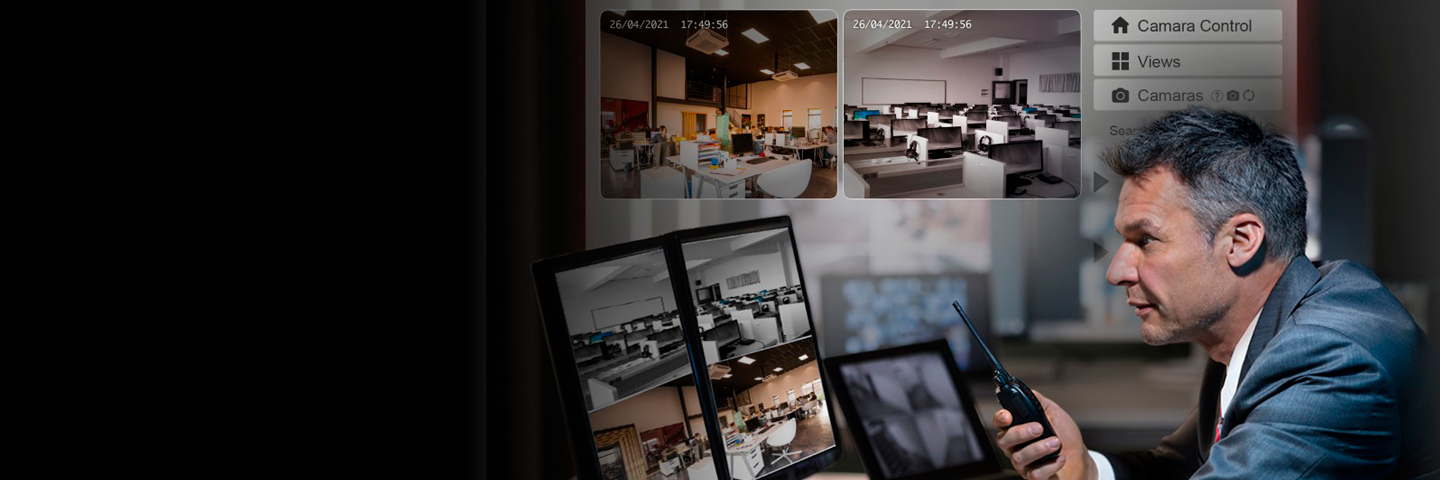 joven masculina viendo camaras de seguridad con Claro Cloud