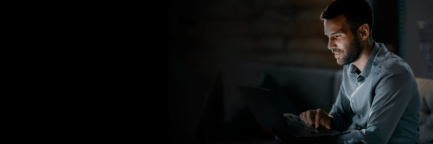 joven masculino optimizando las facturas de su empresa con Claro Cloud joven masculino optimizando las facturas de su empresa con Claro Cloud