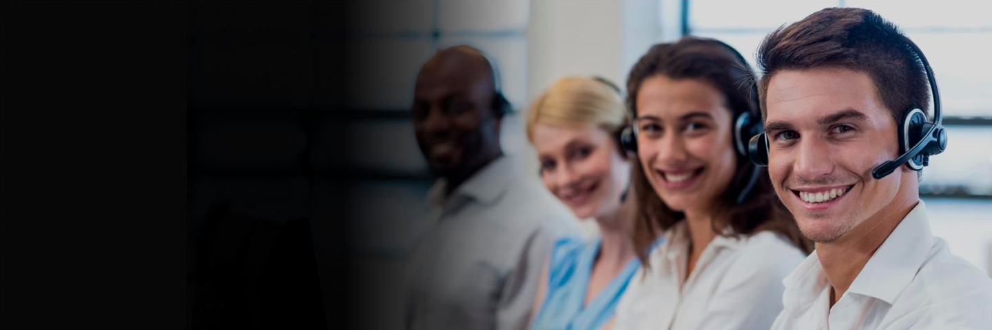 jovenes trabajando en central telefonica Claro Cloud