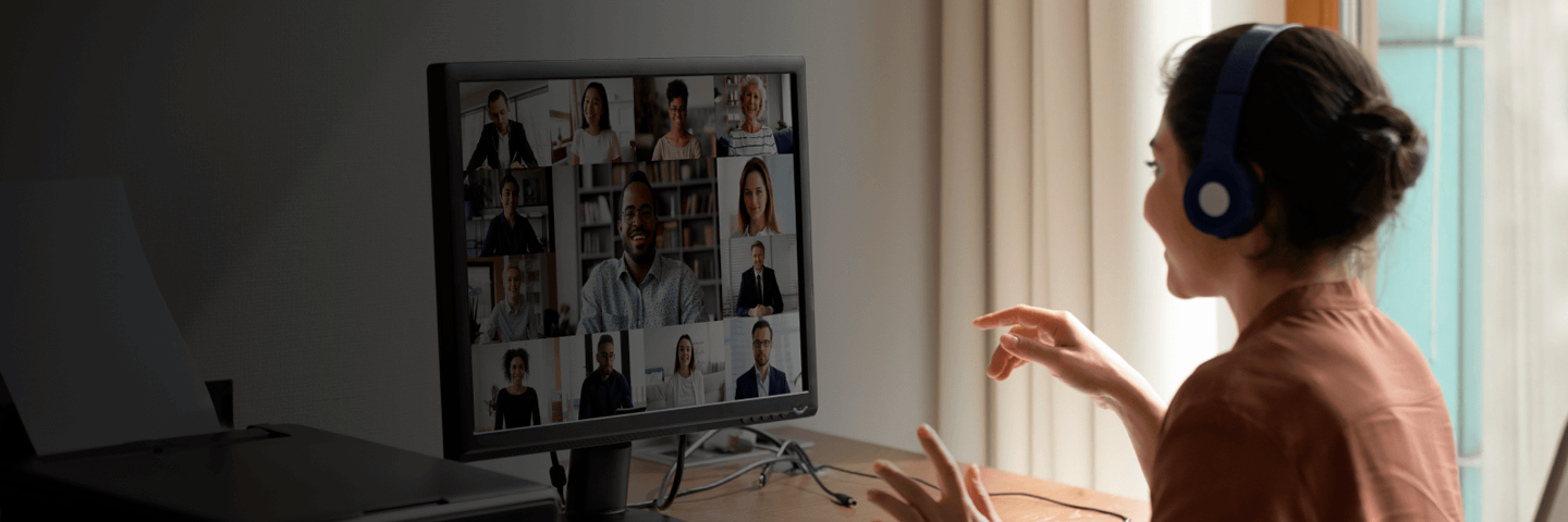 joven femenina en una reunion virtual empresarial con Claro Cloud