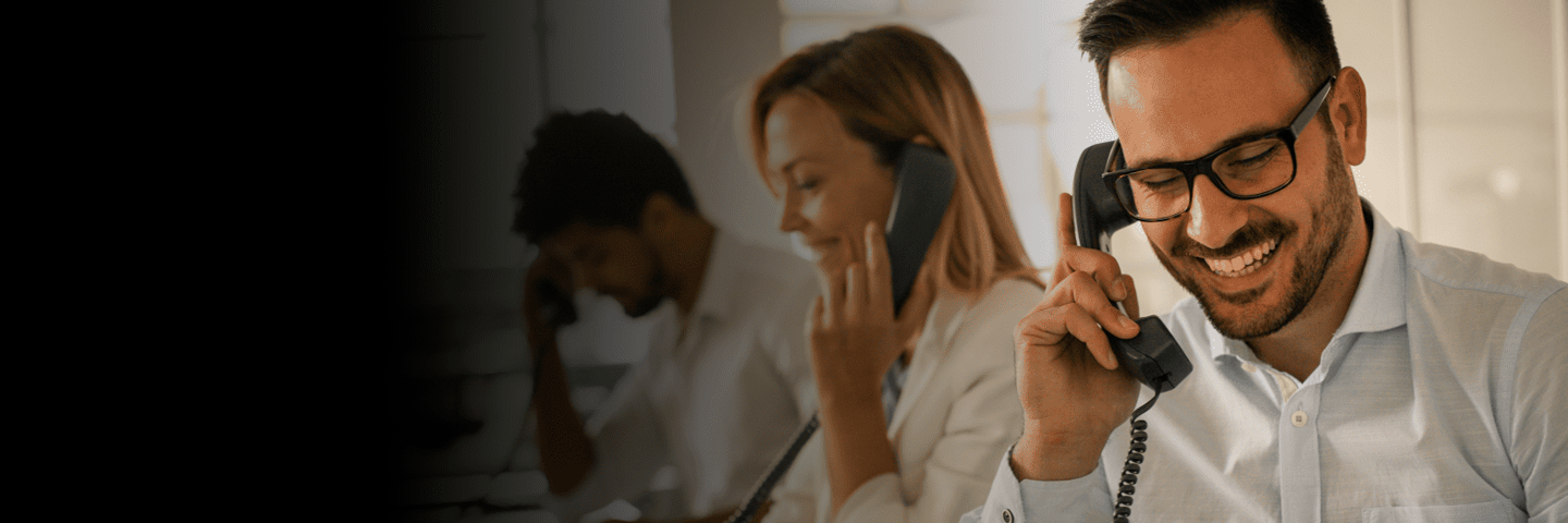 empleados de central telefonica respondiendo llamadas Claro Cloud