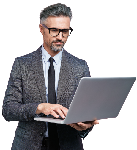 joven adulto profesional utilizando analisis de vulnerabilidad de Claro Cloud en su empresa